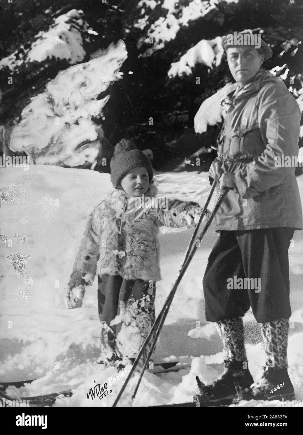 Photographie de 1939 du prince héritier Olav, plus tard le roi, et son fils le Prince Harald , actuellement le Roi Harald V de Norvège avec un hiver ski Banque D'Images