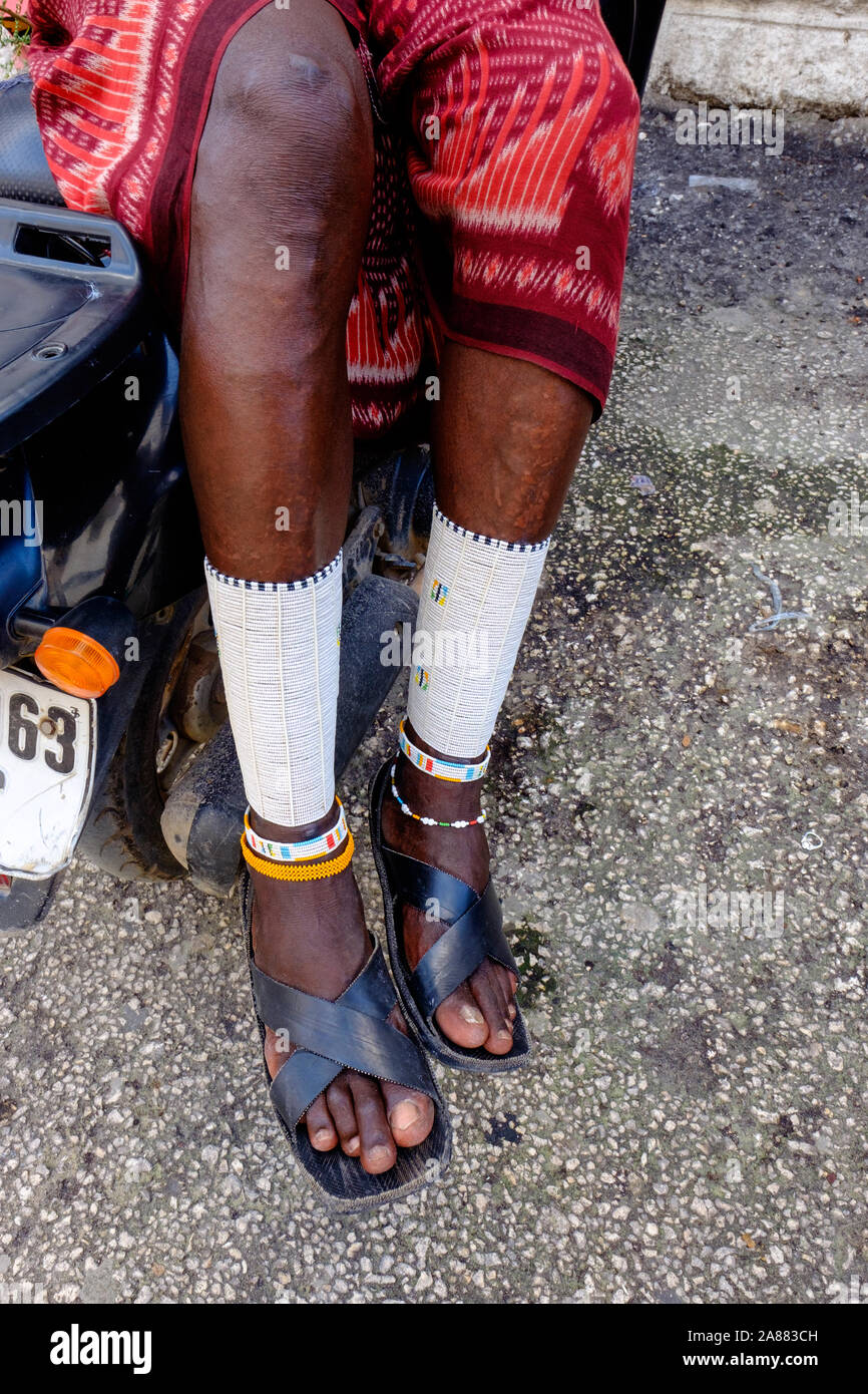 La culture Masai homme assis sur sa moto avec ses vêtements traditionnels sur Banque D'Images La culture Masai homme assis sur sa moto avec ses vêtements traditionnels sur Banque D'Images