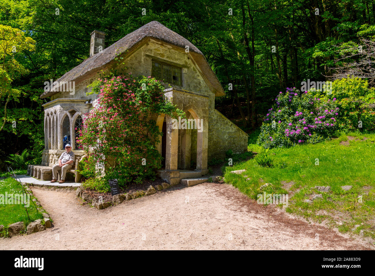 Le thatched cottage gothique à Stourhead Gardens, Wiltshire, England, UK Banque D'Images