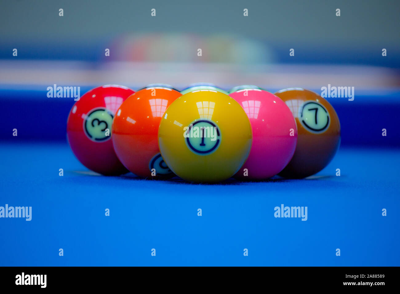 Close up of Colorful snooker balls sur frise bleu piscine, boules sur table de billard Banque D'Images