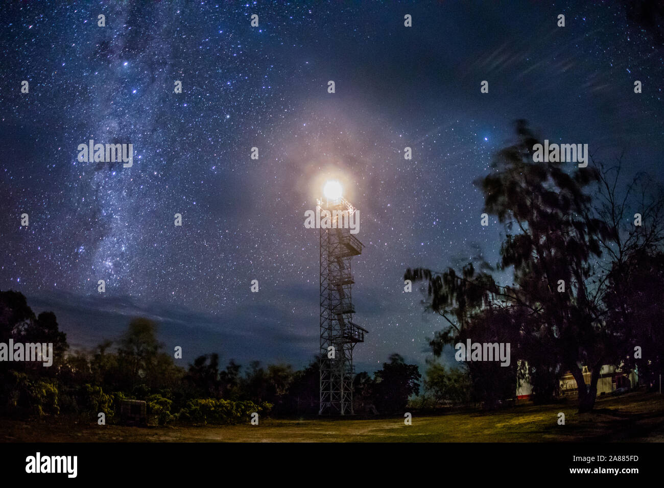 Phare automatisé moderne avec la Voie Lactée sur Lady Elliot Island, pointe sud de la Grande Barrière de Corail, Queensland, Australie Banque D'Images
