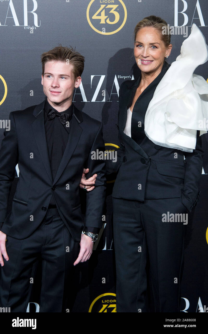 Sharon Stone avec fils Roan Joseph Bronstein au Harper's Bazaar Awards au Palacio de Santona. Madrid, 05.11.2019 | Le monde d'utilisation Banque D'Images