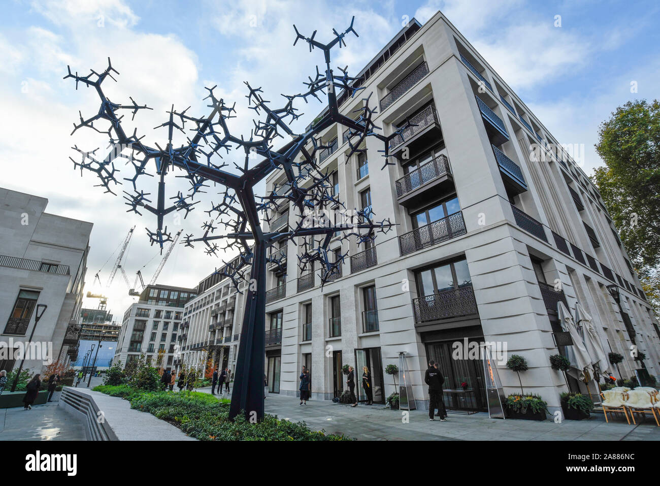 Londres, Royaume-Uni. 7 novembre 2019. Dévoilement d '' bicaméral par Conrad Shawcross RA. À Chelsea Barracks, le 8m de hauteur sculpture est en aluminium anodisé formé de près de 700 composants et ressemblent à des systèmes naturels, y compris les voies nerveuses ou un arbre. schématisées C'est la première œuvre commandée pour Chelsea Barracks, quartier le plus récent. Crédit : Stephen Chung / Alamy Live News Banque D'Images