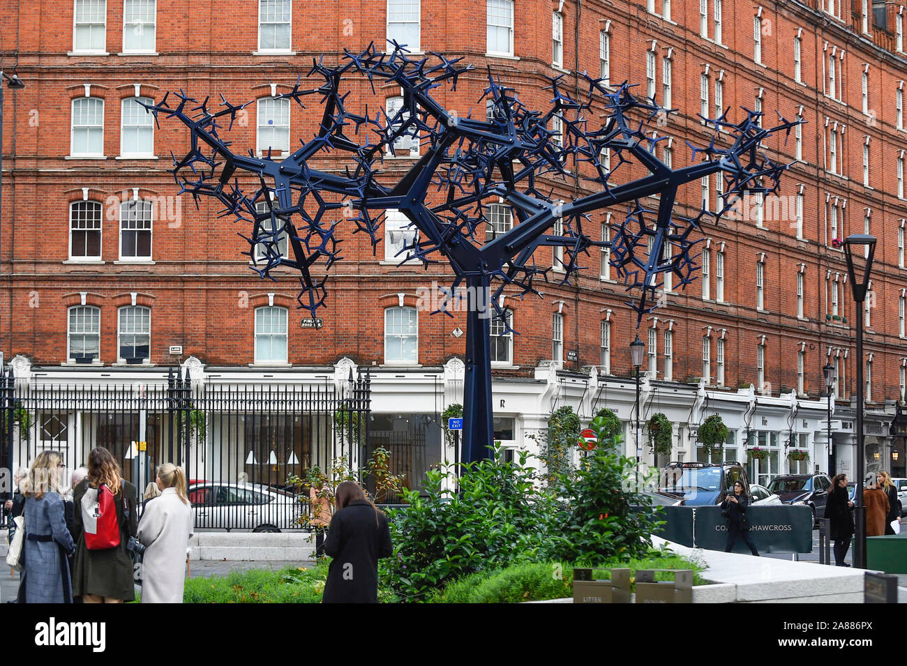 Londres, Royaume-Uni. 7 novembre 2019. Dévoilement d '' bicaméral par Conrad Shawcross RA. À Chelsea Barracks, le 8m de hauteur sculpture est en aluminium anodisé formé de près de 700 composants et ressemblent à des systèmes naturels, y compris les voies nerveuses ou un arbre. schématisées C'est la première œuvre commandée pour Chelsea Barracks, quartier le plus récent. Crédit : Stephen Chung / Alamy Live News Banque D'Images