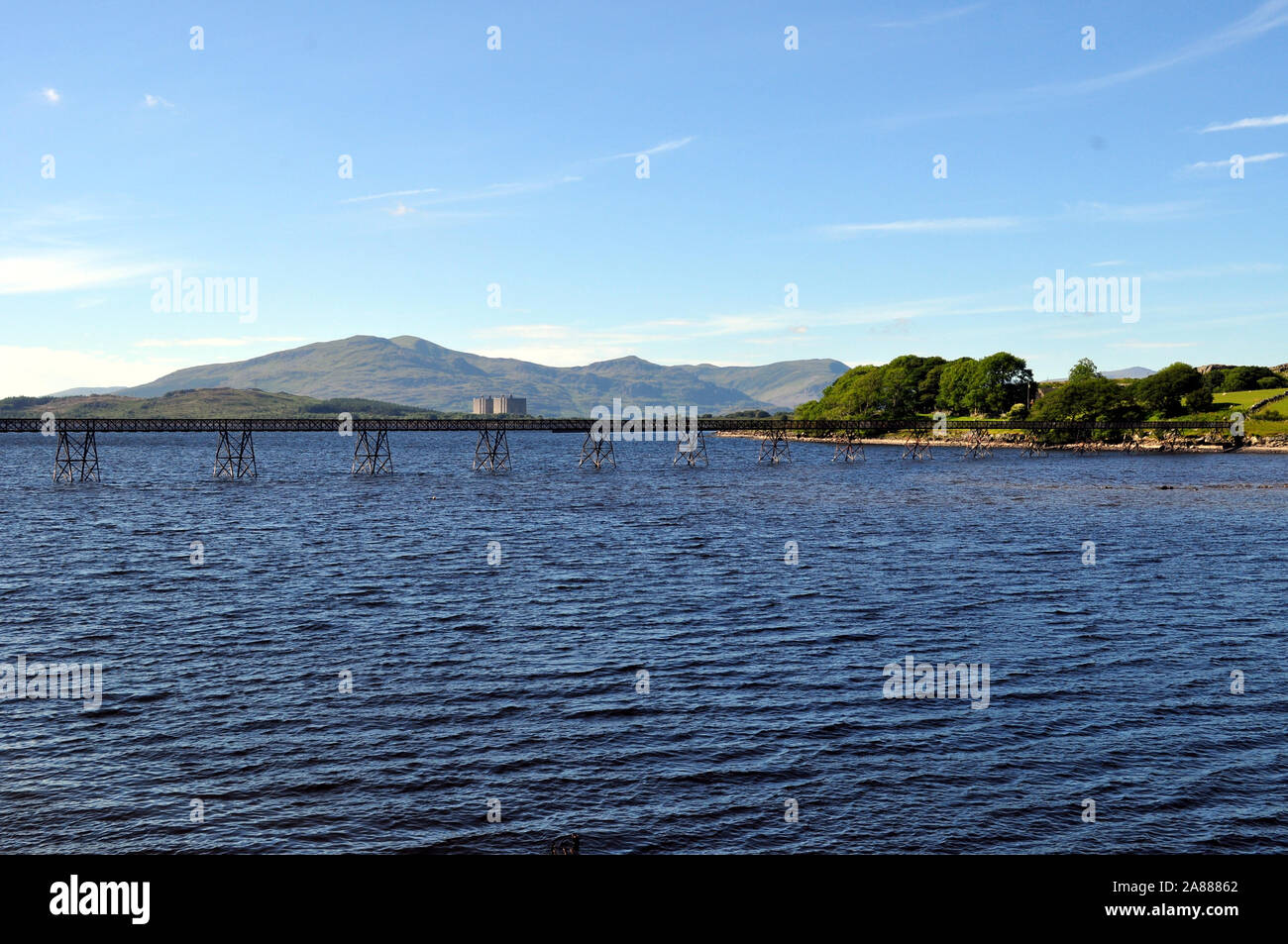 Vue de la centrale nucléaire de Trawsfynydd déclassés de tout le llyn trawsfynydd lake et d'une longue passerelle piétonne traversant le lac Banque D'Images