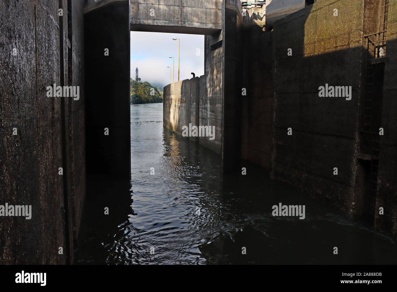 L'une des écluses du fleuve navigable Duoro au Portugal Banque D'Images