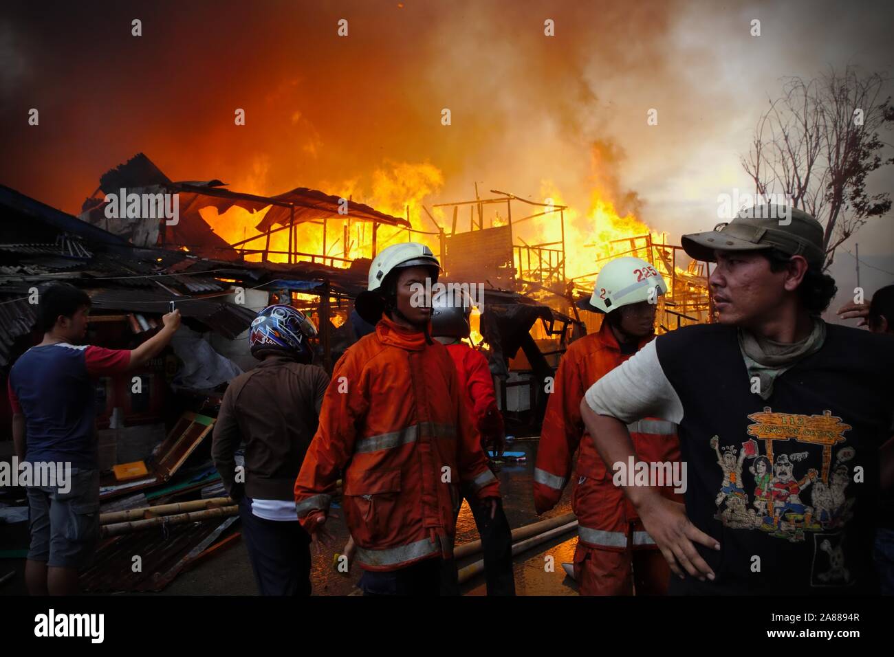 Un incendie se propage et brûle des centaines de maisons dans un quartier dense de Penjaringan, dans le nord de Jakarta, Jakarta, Indonésie. © Reynold Sumayku Banque D'Images