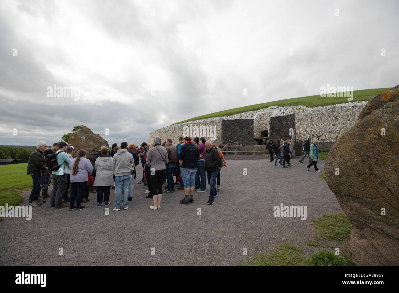 Tumulus mégalithique de Newgrange et mégalithes, comté de Meath, République d'Irlande Banque D'Images
