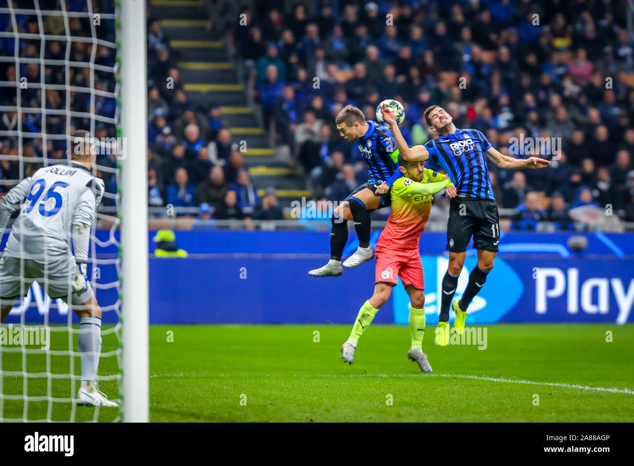 Dans la zone de contraste remo freuler (atalanta bc) et Bernardo silva (Manchester City), ronde de tournoi au cours de groupe C, Atalanta vs Manchester City, Milano Banque D'Images