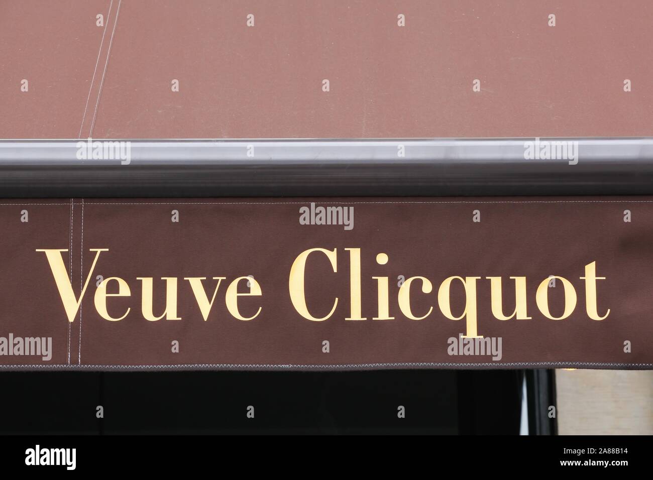 Copenhague, Danemark - Août 28, 2018 : Veuve Clicquot signe sur un magasin. Veuve Clicquot Ponsardin est une maison de Champagne basée à Reims Banque D'Images