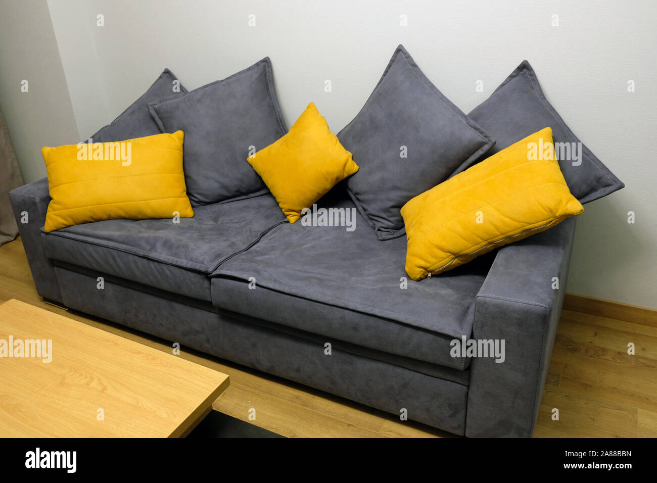 Grand canapé gris jaune et gris avec des oreillers. Le canapé dans la  chambre est close-up Photo Stock - Alamy