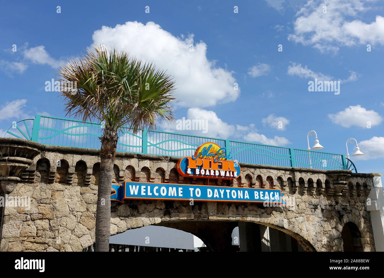 Daytona Beach Bienvenue panneau à l'entrée de la rue principale de la jetée et de la promenade. Banque D'Images