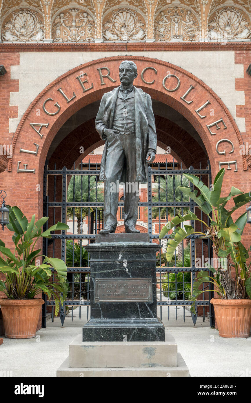Statue en bronze de Henry Flagler l'extérieur de l'entrée de l'ancien collège Flagler Ponce de Leon Hôtel construit par Henry Flagler St Augustine Florida USA Banque D'Images