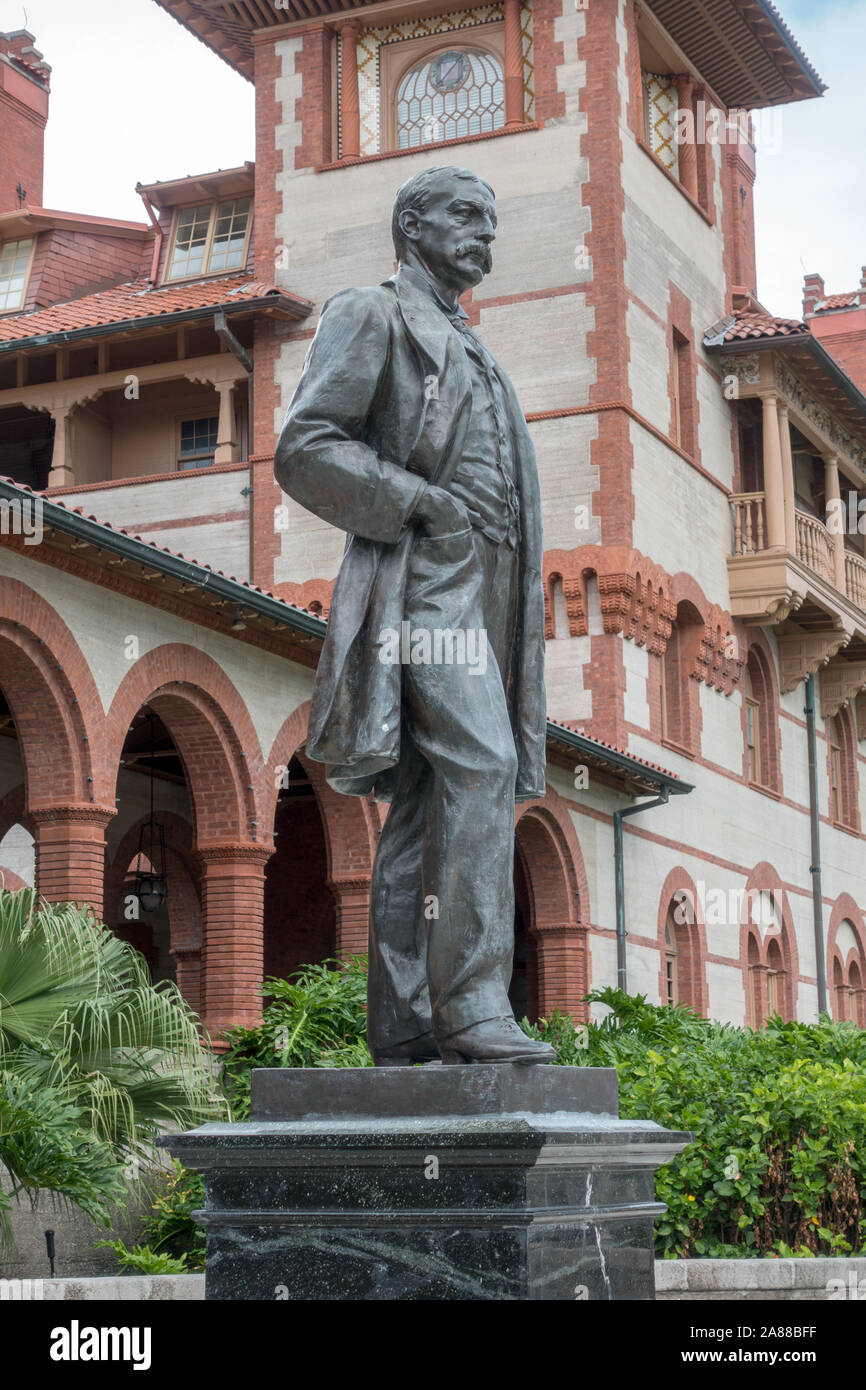 Statue en bronze de Henry Flagler l'extérieur de l'entrée de l'ancien collège Flagler Ponce de Leon Hôtel construit par Henry Flagler St Augustine Florida USA Banque D'Images