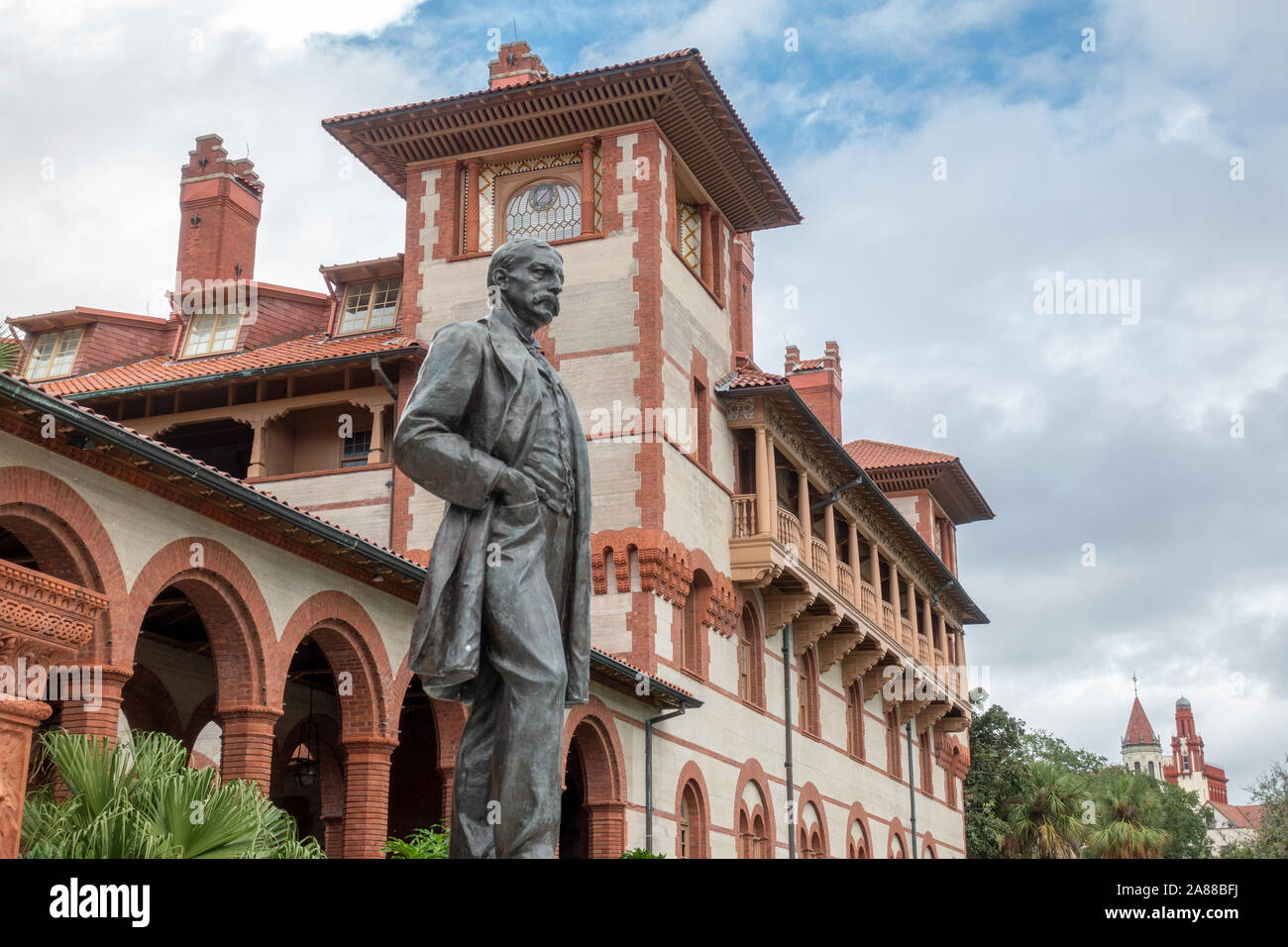 Statue en bronze de Henry Flagler l'extérieur de l'entrée de l'ancien collège Flagler Ponce de Leon Hôtel construit par Henry Flagler St Augustine Florida USA Banque D'Images