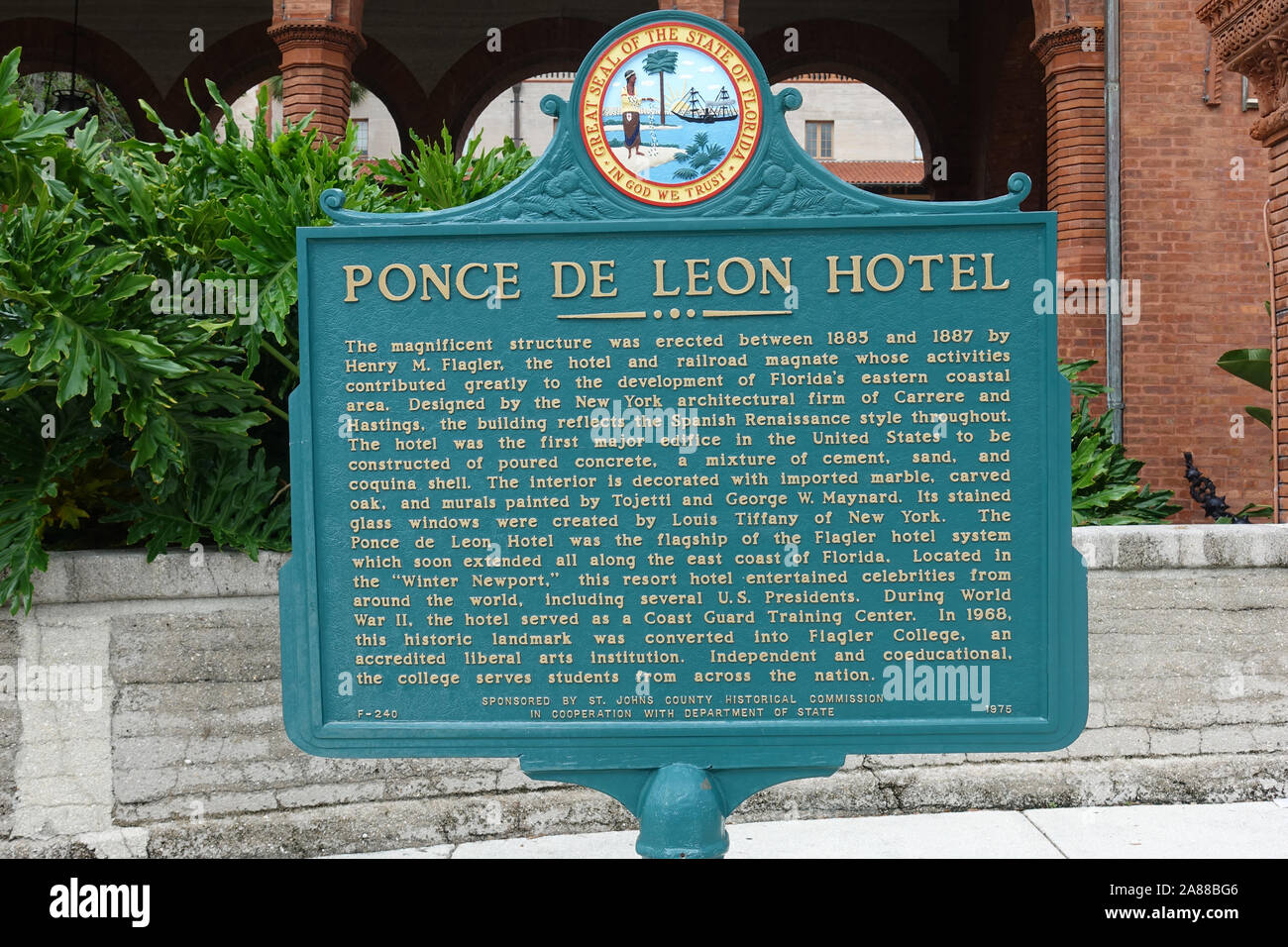 Ponce De Leon Hotel Plaque historique à l'extérieur de Flagler College à St Augustine en Floride, Flagler College a été initialement construit comme La Ponce De Leon Hotel Banque D'Images