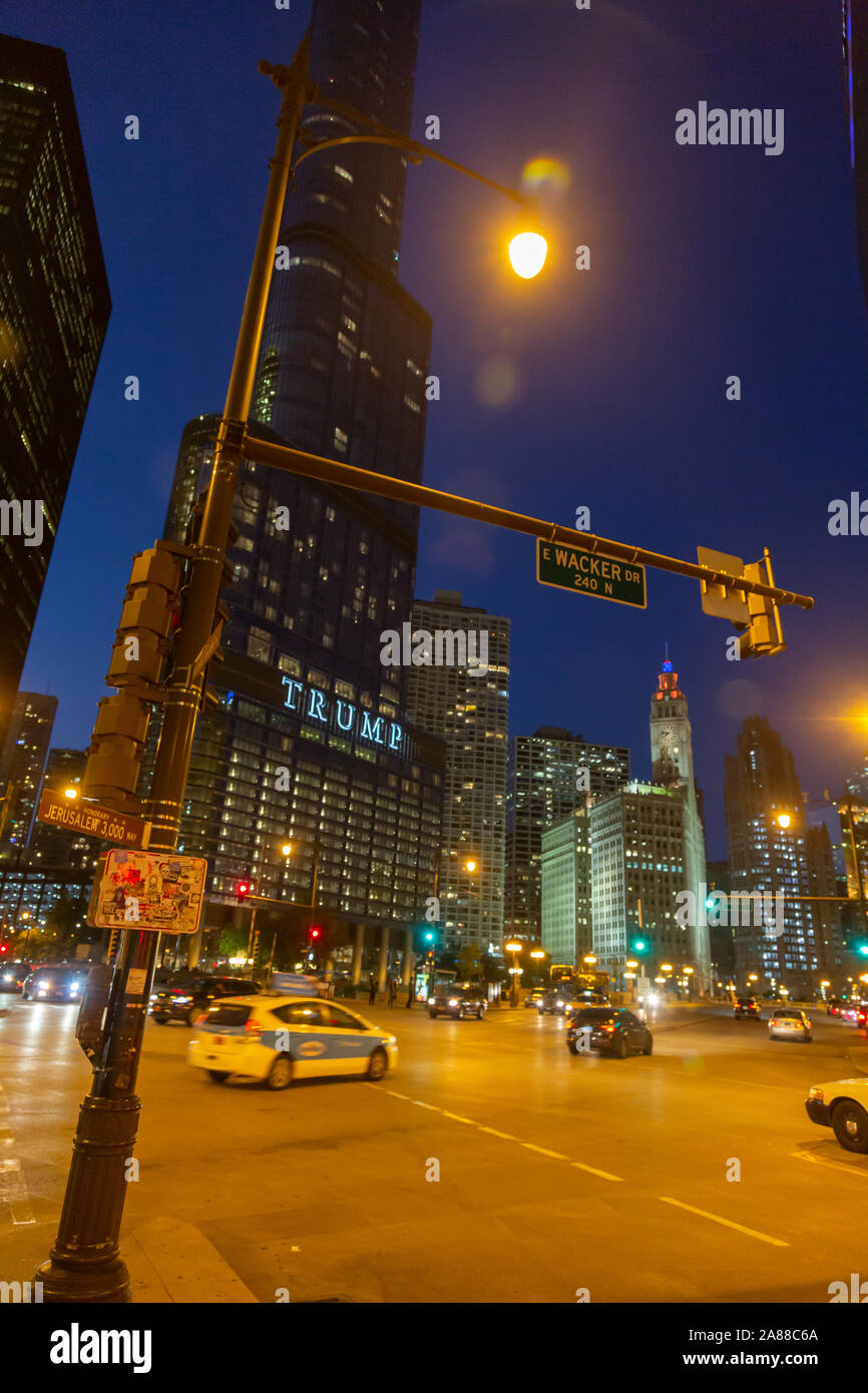 Trump Tower, East Wacker Drive, au crépuscule, la boucle, Chicago, Illinois, États-Unis Banque D'Images