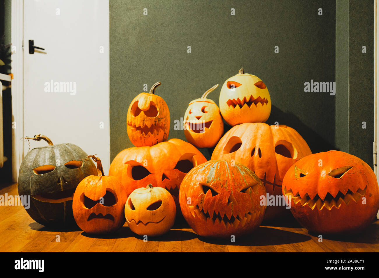 Halloween pumpkins sculpté sur fond vert. Halloween concept : tas de Jack O'lantern citrouille avec visages effrayant Banque D'Images