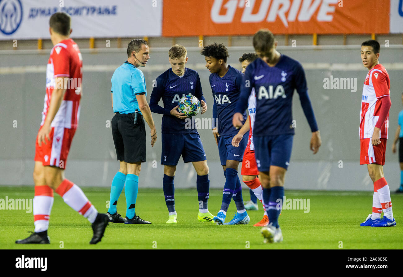 Belgrade, Serbie. Nov 6, 2019. Harvey White de Tottenham Hotspurs FC et j'Nell Bennett de Tottenham Hotspurs FC parler avec l'arbitre. Credit : Nikola Krstic/Alamy Live News Banque D'Images