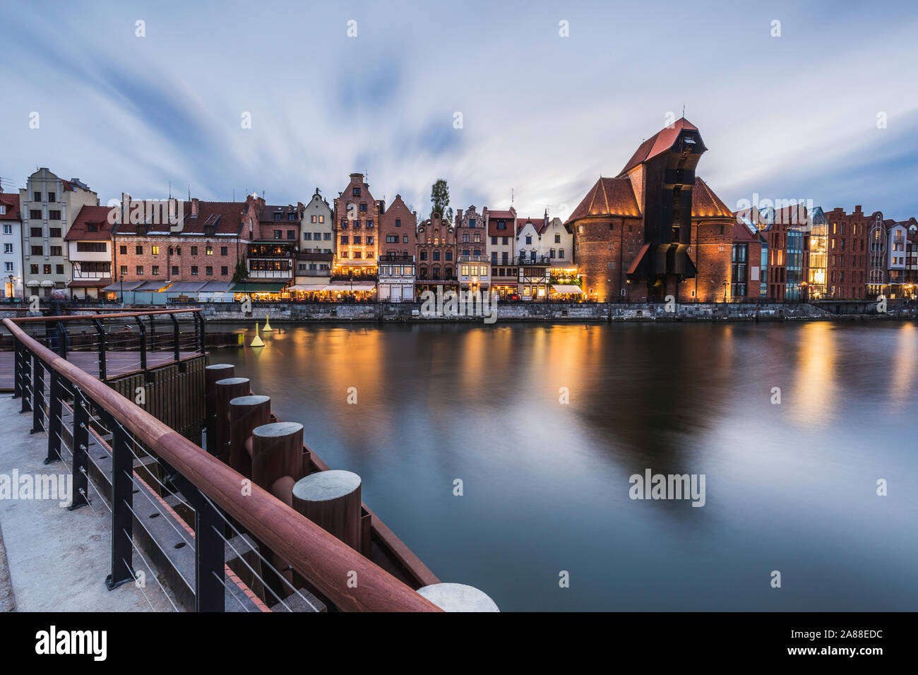 Vieille ville médiévale et crane à Gdansk soir paysage urbain. Banque D'Images