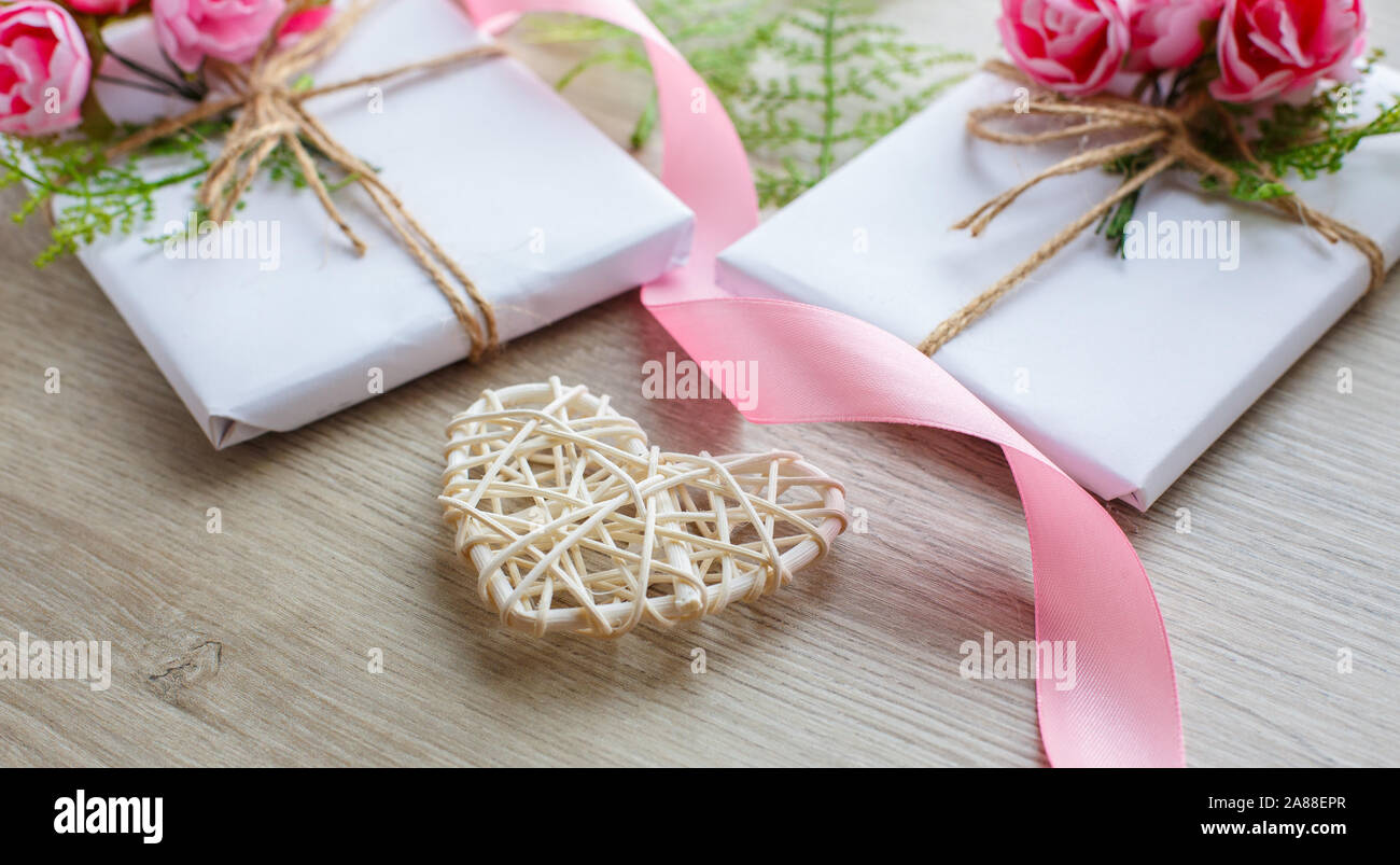 Composition avec boîtes cadeaux et coeur en bois Banque D'Images