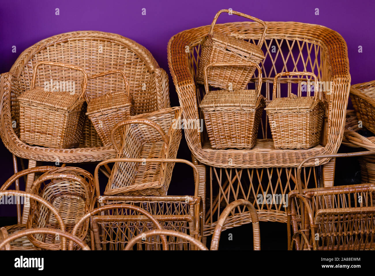 Quelques paniers de stockage en osier et des chaises Banque D'Images