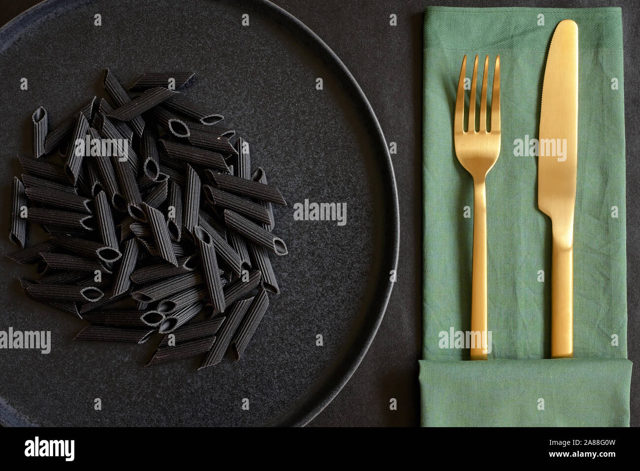 Pennes aux haricots noirs sur la plaque noire Banque D'Images