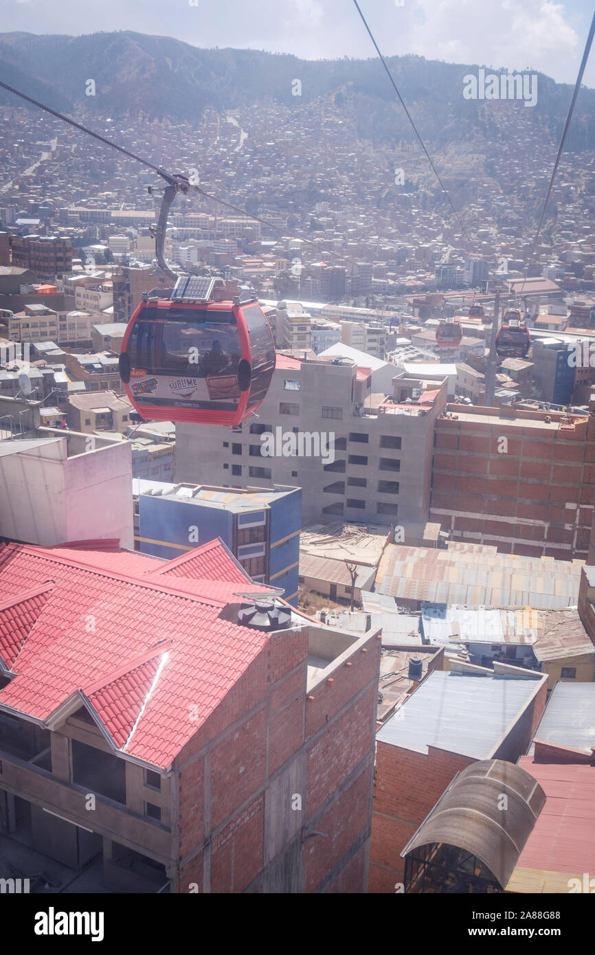 Mi Teleférico également connu sous le nom de Teleférico La Paz-El Alto, est un câble d'antenne voiture transport en commun urbain qui dessert La Paz-El Alto en Bolivie Région métropolitaine Banque D'Images