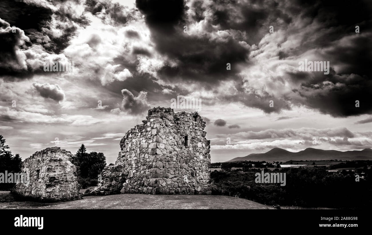 Clough Château et les montagnes de Mourne, comté de Down, Irlande du Nord. Une ancienne forteresse perchée de Norman. Banque D'Images