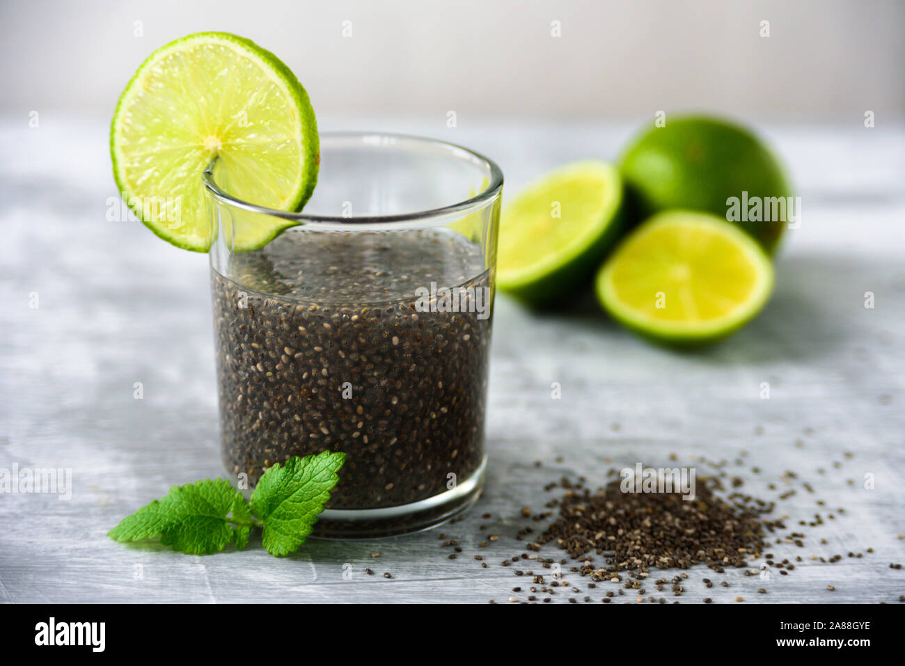 Semences Chia et l'eau de chaux. Detox boisson saine avec sa texture gel Banque D'Images