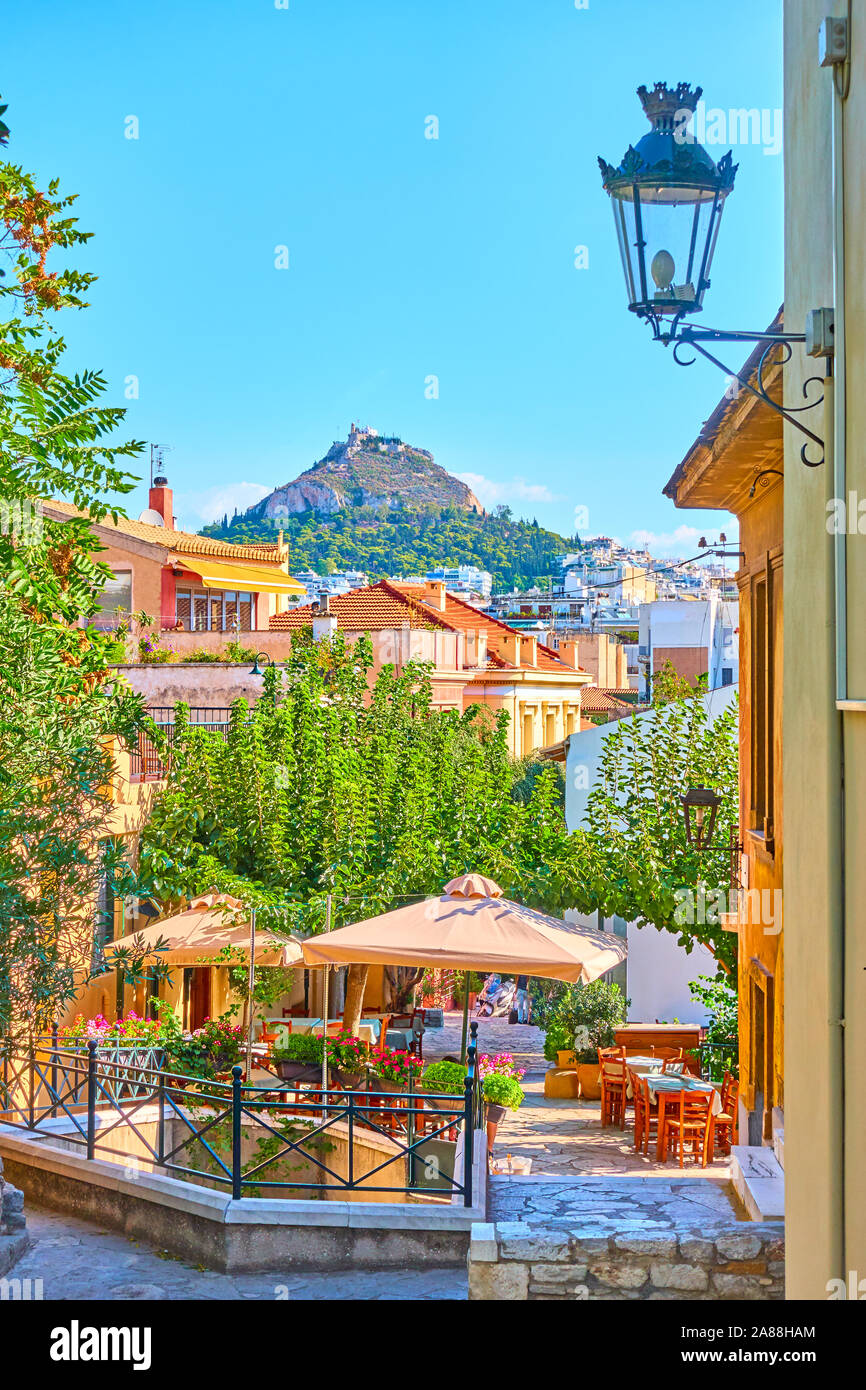 Vue sur rue dans le quartier de Plaka dans la vieille ville d'Athènes, Grèce - paysage urbain pittoresque avec des toits de la ville Banque D'Images