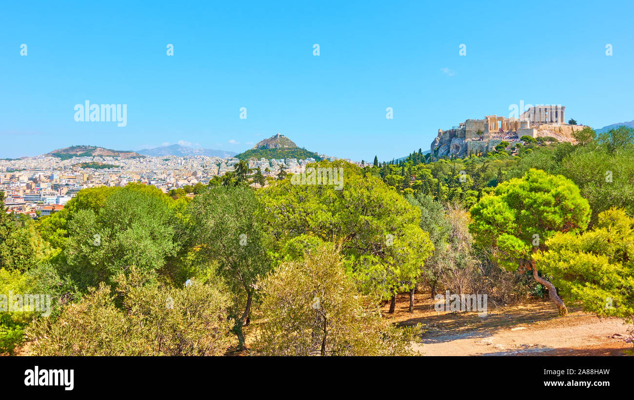Panorama de la ville d'Athènes avec l'Acropole, le mont Lycabette et parc public sur la Colline des nymphes sur la journée ensoleillée d'été, paysage Grec - Grèce Banque D'Images