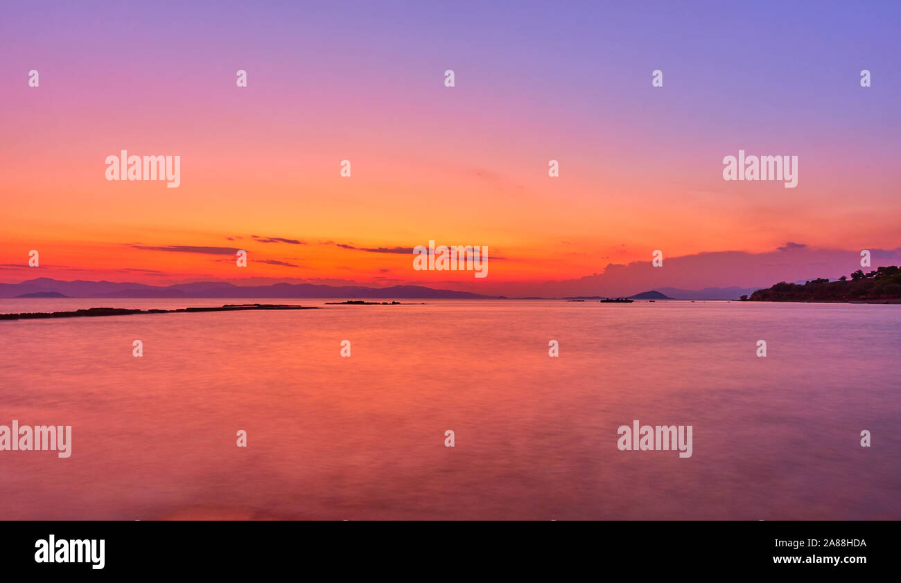 Mer Égée dans l'île d'Aegina, au crépuscule, la Grèce - Coucher de soleil - paysage paysage marin. Exposition longue, l'eau est trouble par motion Banque D'Images