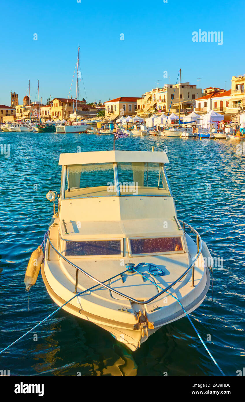Bateau de pêche dans le port d'Égine dans la soirée ensoleillée, îles saroniques, Grèce Banque D'Images