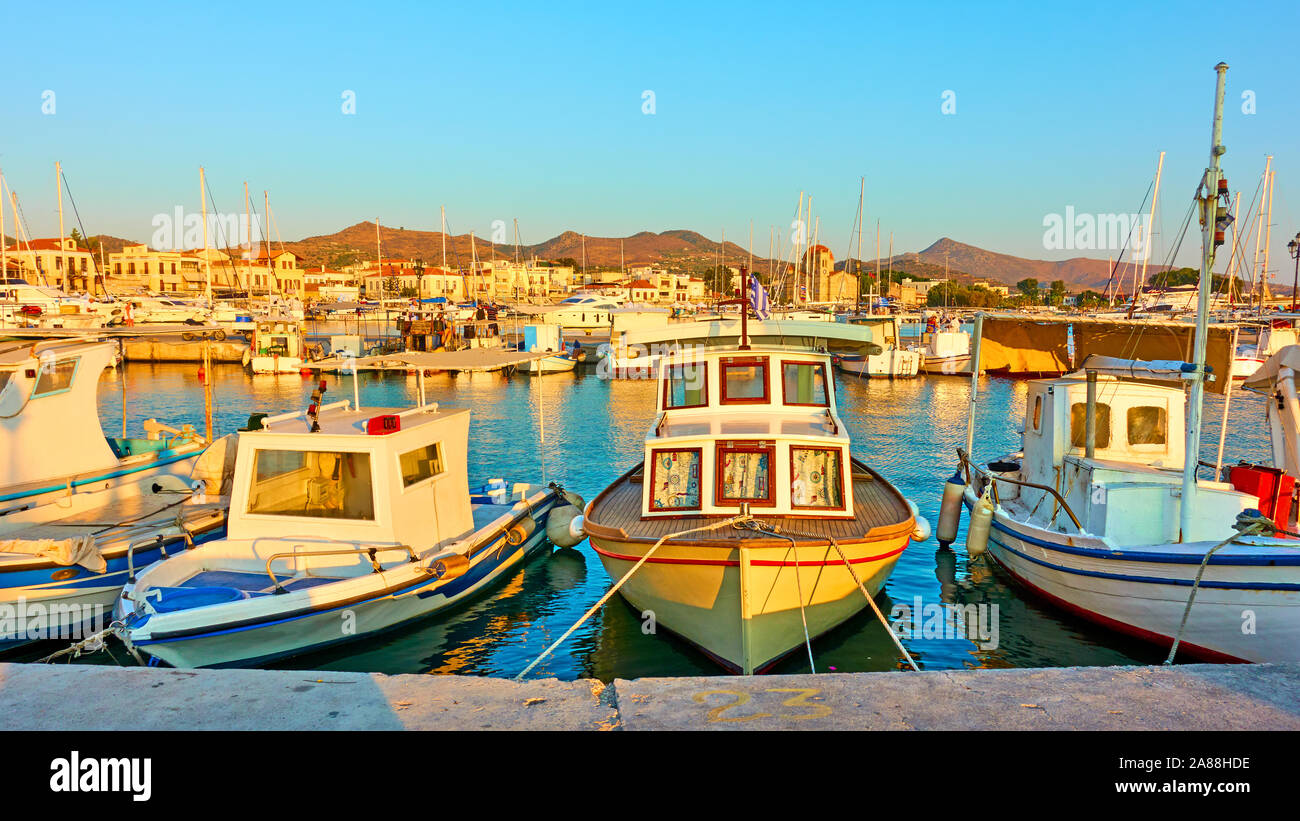 Fshing bateaux du port d'Aegina ville au coucher du soleil, la Grèce - Vue panoramique Banque D'Images