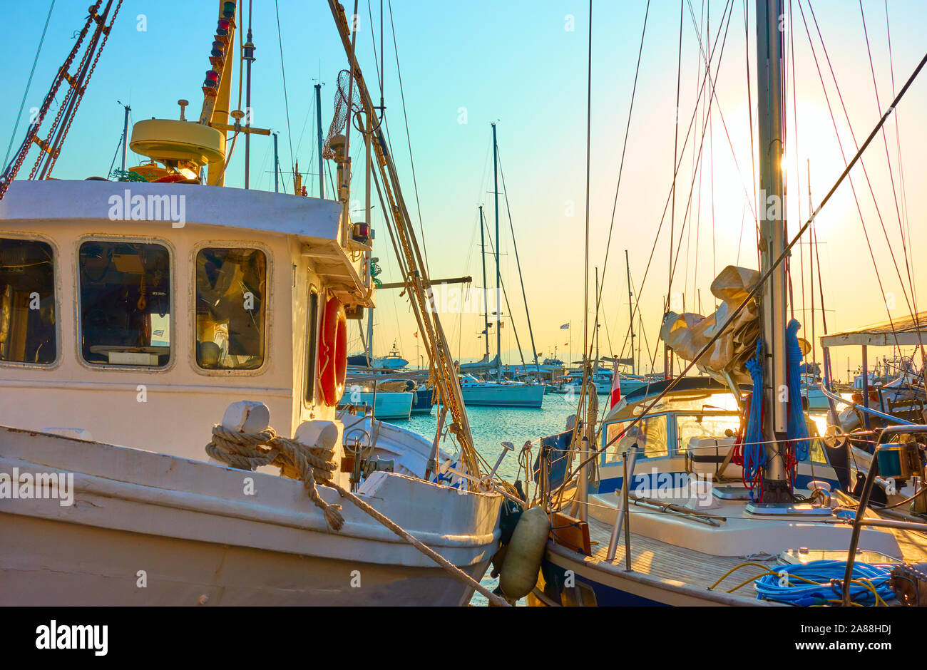 Vieux bateaux de pêche dans le port d'Égine au coucher du soleil, Grèce Banque D'Images