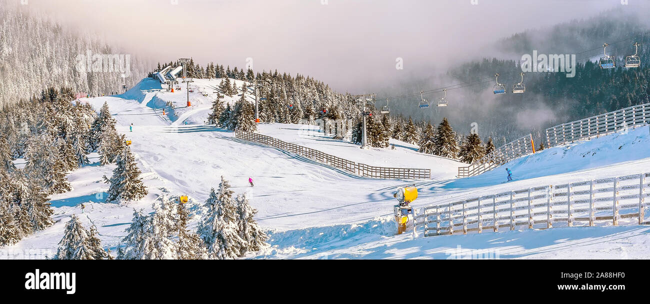 Ski Kopaonik, Serbie, pente, télésiège, pins et montagnes brouillard bannière panoramique Banque D'Images