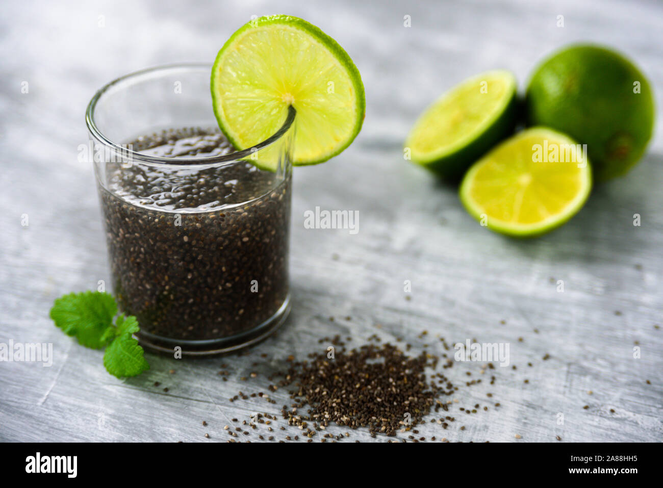 Semences Chia et l'eau de chaux. Detox boisson saine avec sa texture gel Banque D'Images