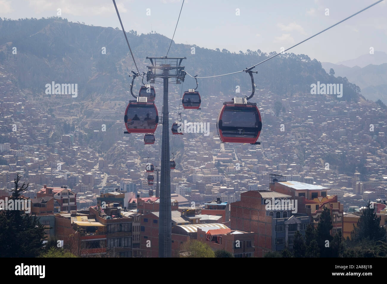 Mi Teleférico également connu sous le nom de Teleférico La Paz-El Alto, est un câble d'antenne voiture transport en commun urbain qui dessert La Paz-El Alto en Bolivie Région métropolitaine Banque D'Images