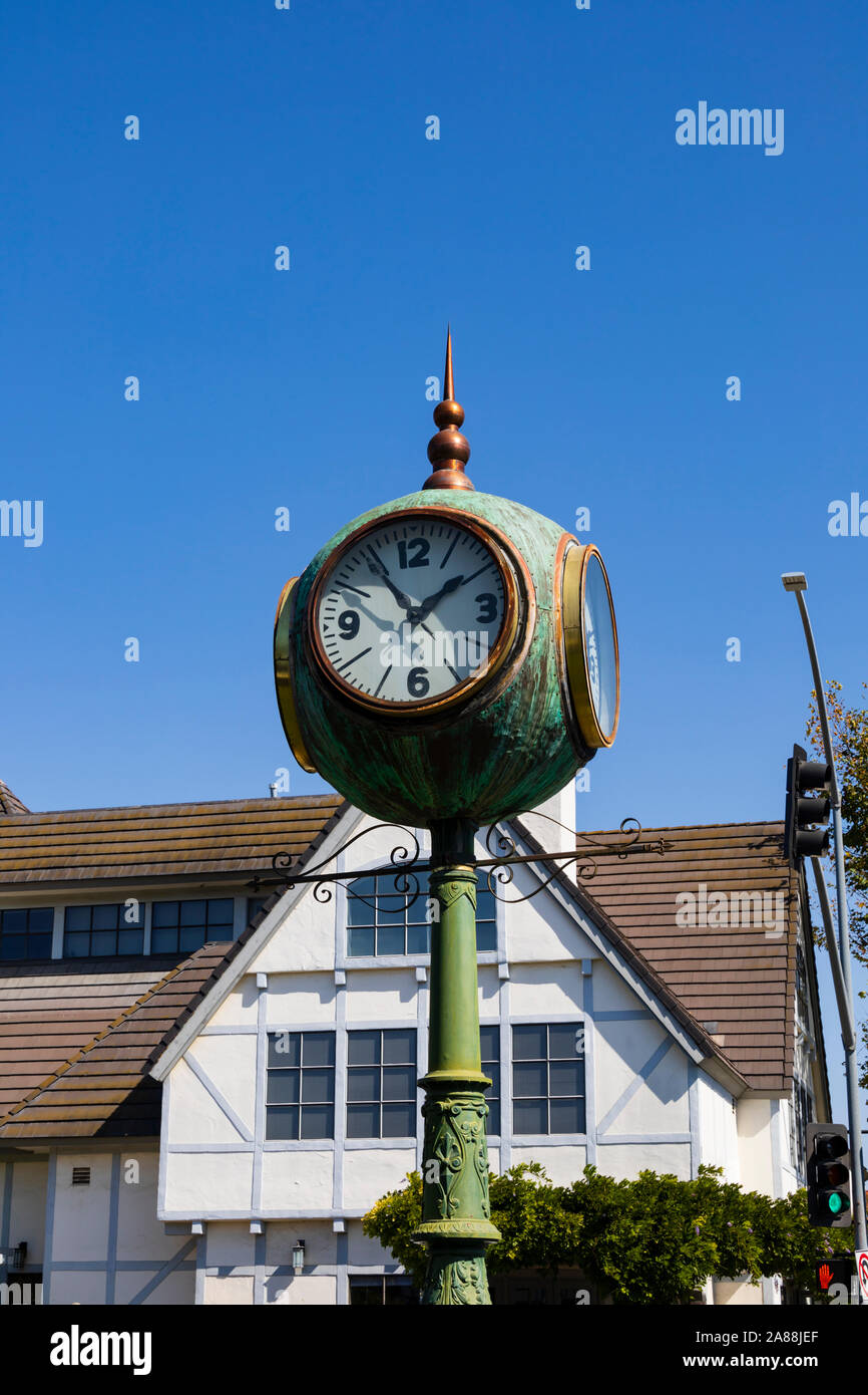 Les 4 faces de l'horloge, l'Ansonia règlement danois de Solvang, comté de Santa Barbara, Californie, États-Unis d'Amérique. Banque D'Images