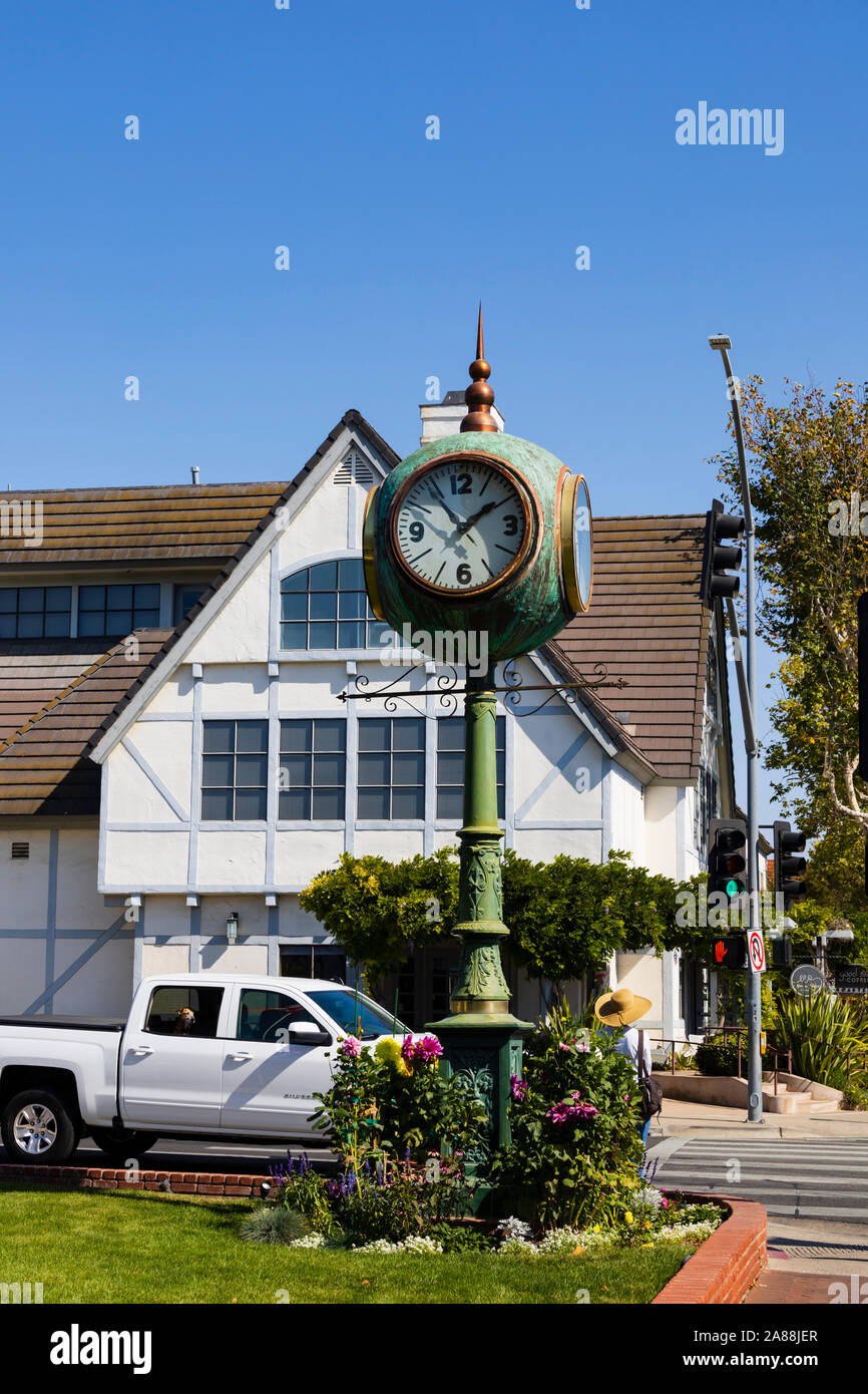Les 4 faces de l'horloge, l'Ansonia règlement danois de Solvang, comté de Santa Barbara, Californie, États-Unis d'Amérique. Banque D'Images