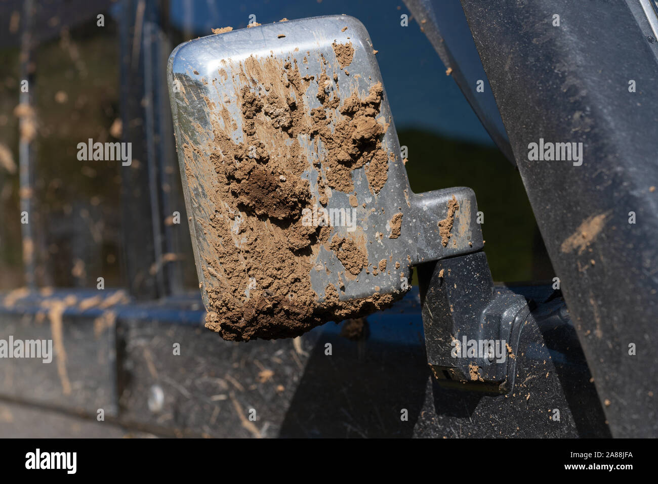 Retroviseur angle extérieur fixe sur porte de Toyota Land Cruiser Prado, permettant à un conducteur de voir véhicule ou route derrière. Rétroviseur boueux Banque D'Images