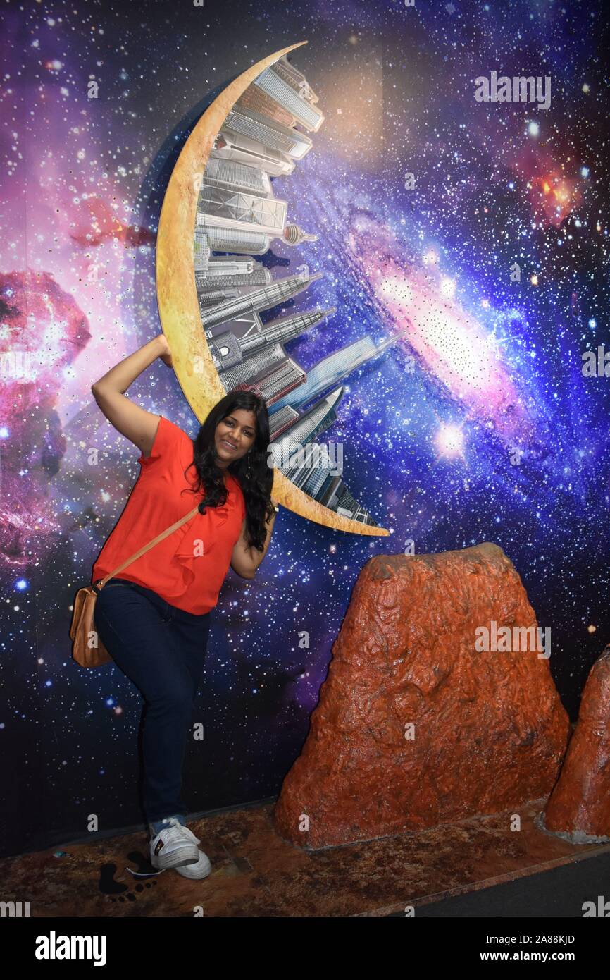 Galerie de la ville de Kuala Lumpur, Malaisie, 16 août 2019 : un Indien Girl in red top jeans bleu l'article ci-dessous dans la galerie lune artificielle Banque D'Images