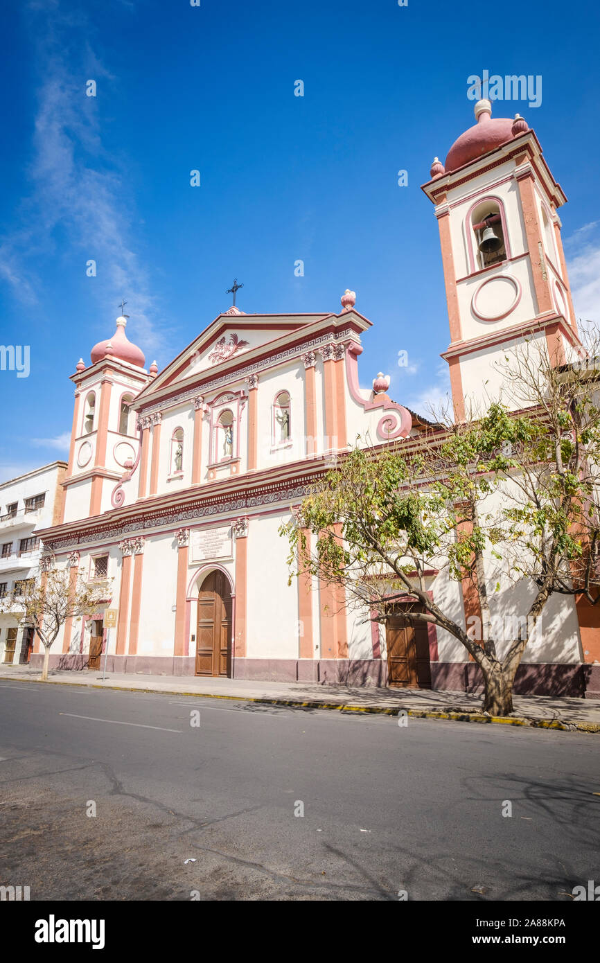 Façade principale de l'Église d'El Hospicio sur place Colon de Cochabamba, Bolivie Banque D'Images