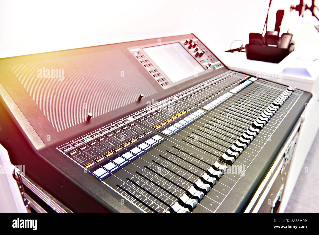 Console de mixage audio numérique professionnel en magasin Banque D'Images