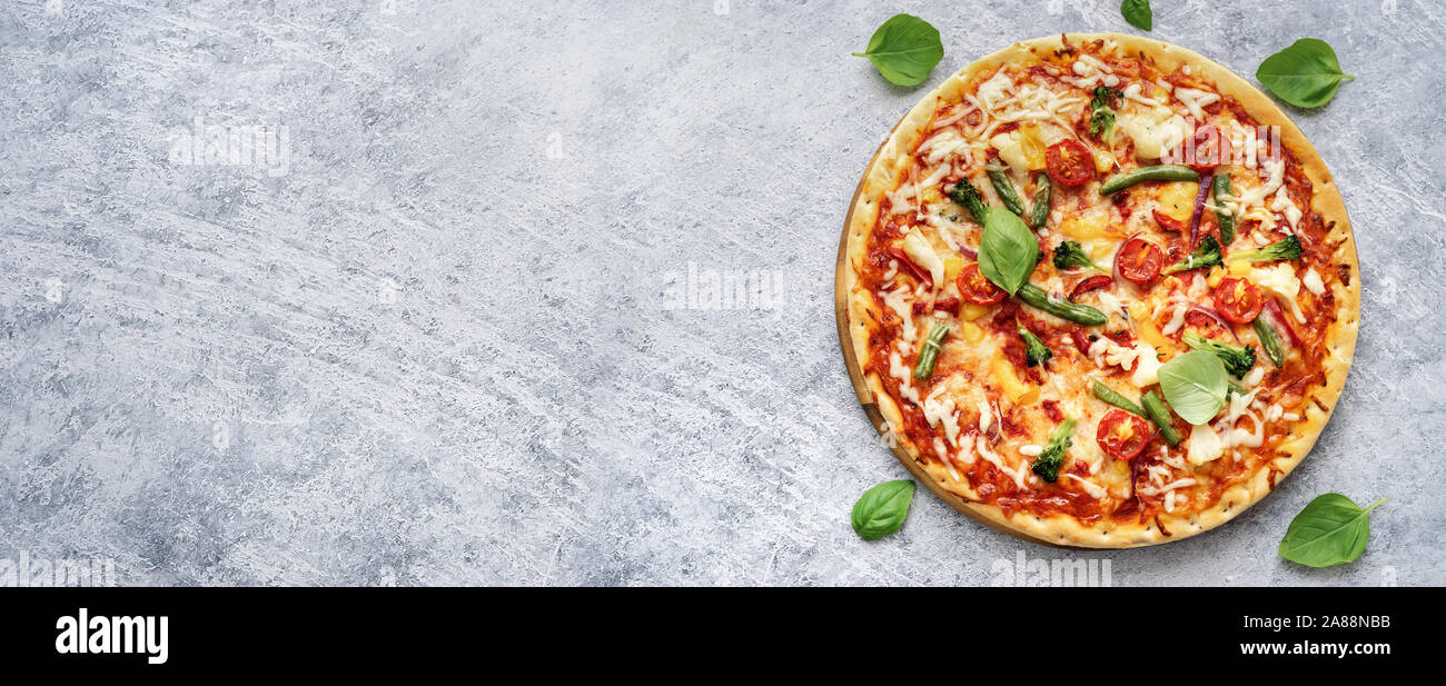 Pizza végétarienne savoureuse sur fond bleu clair Banque D'Images