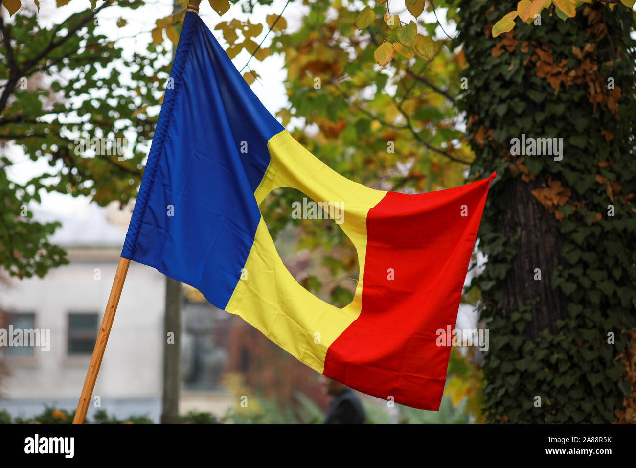 Détails avec le drapeau roumain avec un trou, le symbole de la Révolution roumaine de décembre 1989 lorsque l'emblème communiste a été coupé à partir du fl Banque D'Images