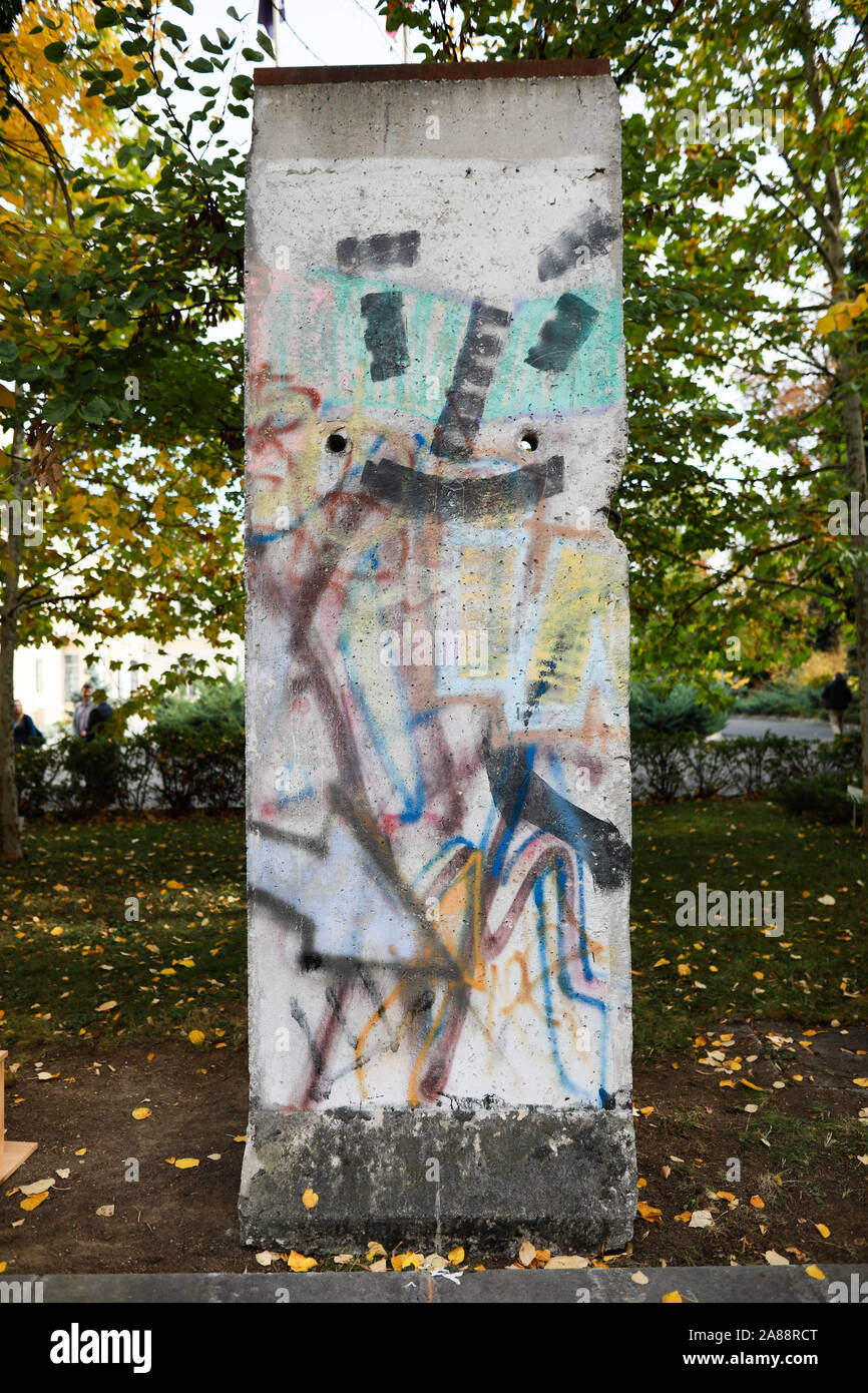 Bucarest, Roumanie - 7 novembre 2019 : Détails d'un morceau de béton du mur de Berlin sur l'affichage à Bucarest, comme un symbole de l'anti communisme revo Banque D'Images