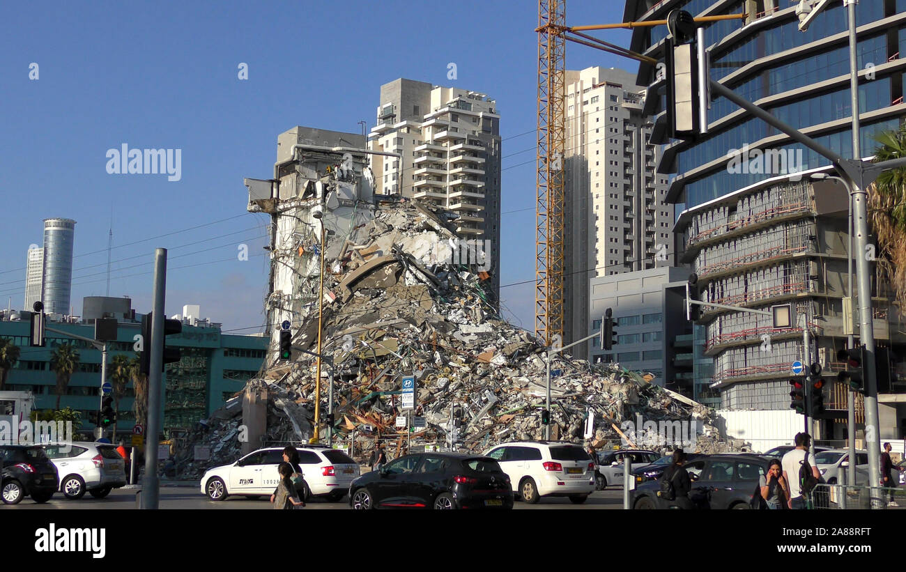 Un bâtiment a été démoli à l'intersection Hashalom et il va faire place à un nouveau bâtiment Amot, Tel Aviv ISRAËL Banque D'Images