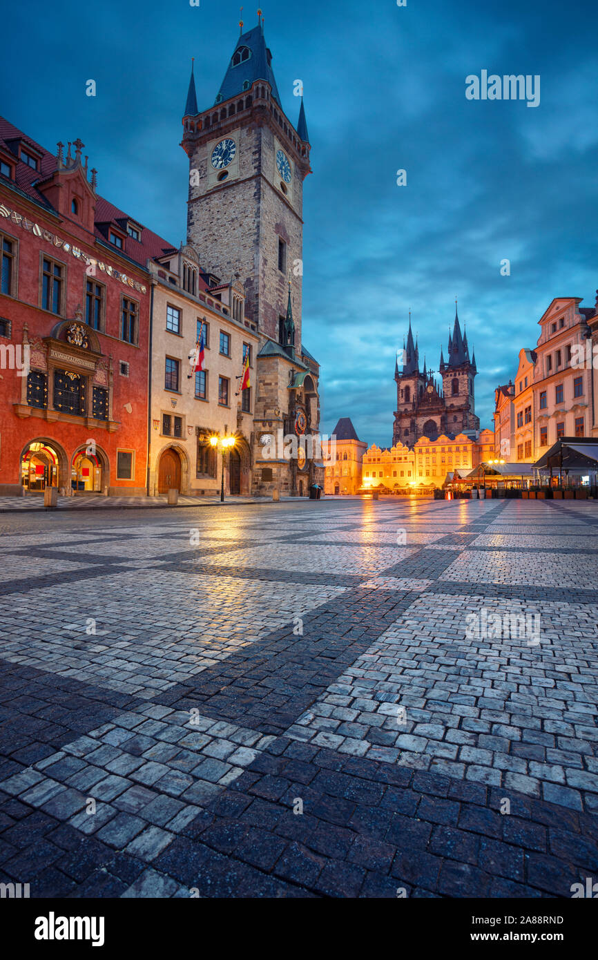 Prague, République tchèque. Cityscape image de la célèbre Place de la vieille ville avec l'Horloge Astronomique de Prague et de la vieille ville de Hall au cours bleu crépuscule heure. Banque D'Images